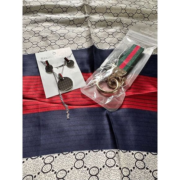 Bundle of 5 beautiful items,a scarf, necklace and earring set keychain, and w - Picture 2 of 16